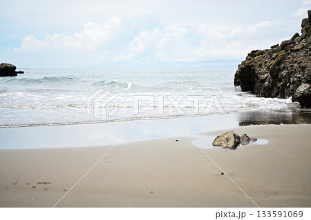 晴れた日の磯砂浜 133591069