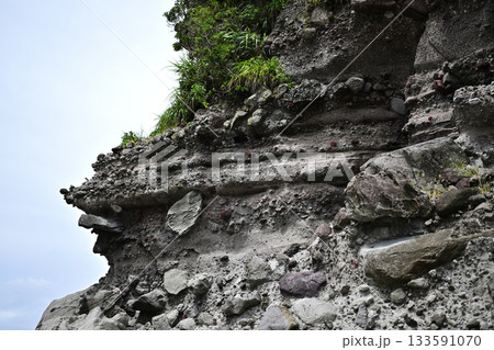 断層になる岩の壁 133591070