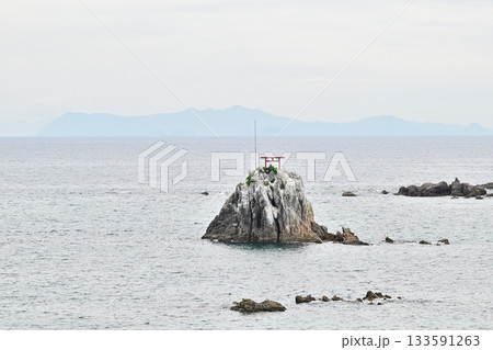 牛ノ浜海岸の鳥居のある岩 133591263