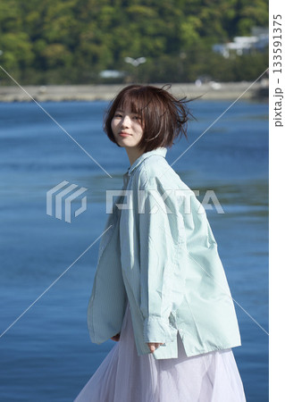 海にいる女性 133591375