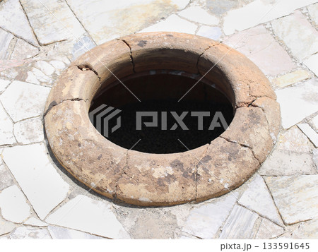 Hole stone Hole stone 133591645