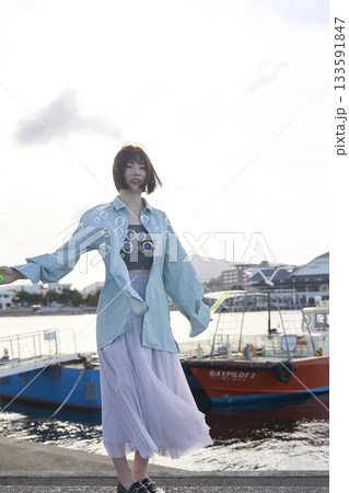 海沿いを歩く女性 海沿いを歩く女性 133591847