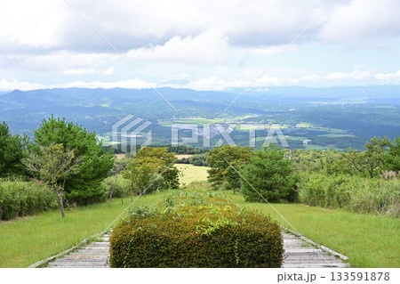 両脇に続く栗野高原の長い階段 両脇に続く栗野高原の長い階段 133591878