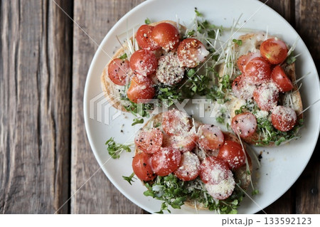 ミニトマトとスプラウトのバゲットオープンサンド 133592123