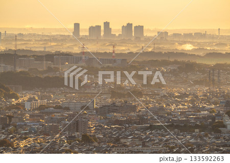 《神奈川県》朝靄の都市風景 133592263