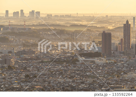 《神奈川県》朝靄の都市風景 133592264
