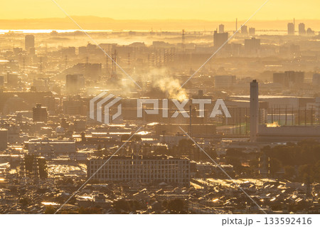 《神奈川県》朝靄の都市風景 133592416