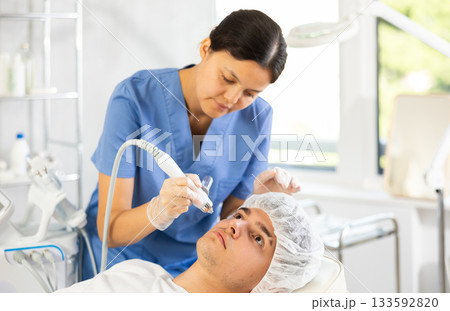doctor using hydrogen oxygen hydrating doctor using hydrogen oxygen hydrating 133592820