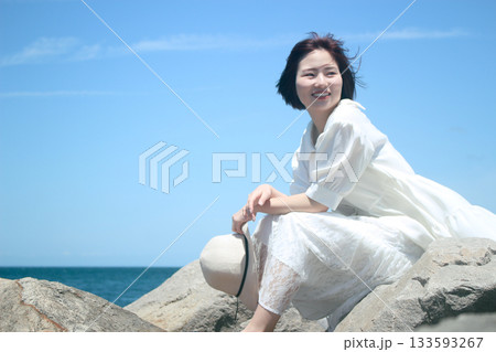 海辺に座る女性 133593267