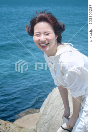 海辺に立つ女性 海辺に立つ女性 133593287