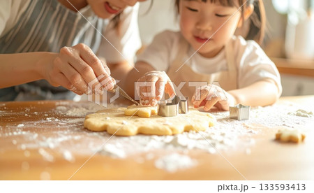 《AI画像》親子でのクッキー作り 133593413