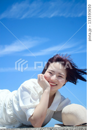 太陽の下で寝っ転がる女性 太陽の下で寝っ転がる女性 133593650