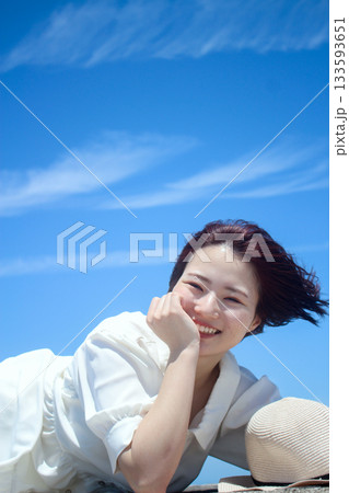 太陽の下で寝っ転がる女性 133593651