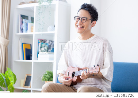 ウクレレを弾いている男性 133593726
