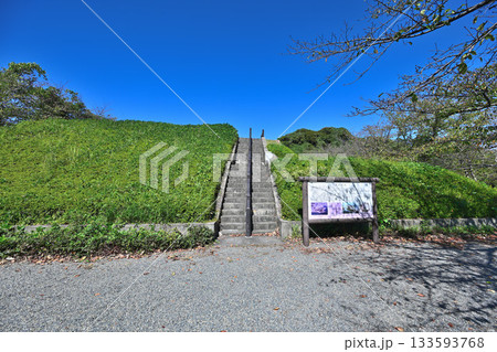 山口県　長門国「櫛崎城跡」石垣と曲輪 133593768