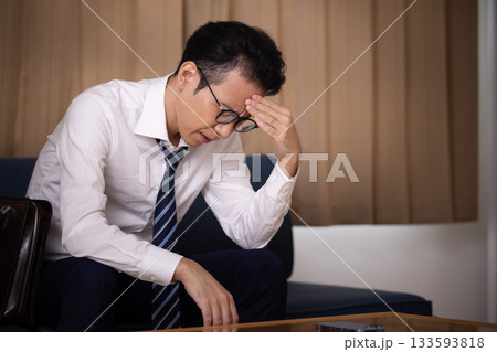 仕事から疲れて帰ってきた男性 133593818