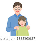 笑顔で並ぶ娘と父親 133593987