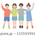 仲良く肩を組む子供たち 133593991