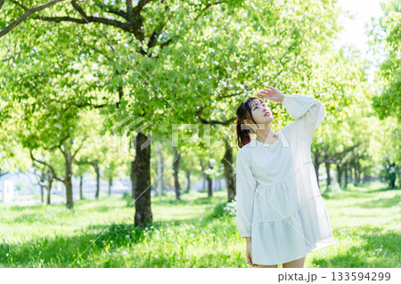 森林公園でリラックスする女性 133594299