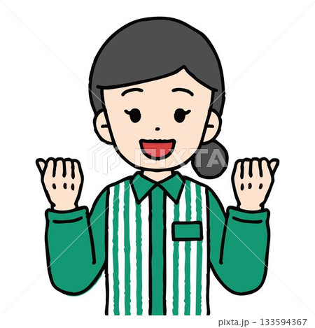 コンビニ店員の女性がガッツポーズをしている 133594367