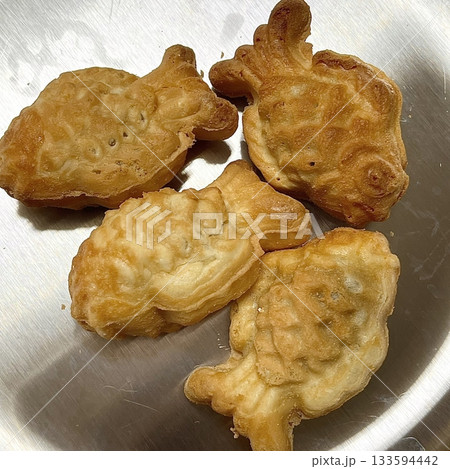 Crispy and golden mini bungeoppang with a soft, fluffy filling of sweet red bean or custard. A delightful bite-sized Korean fish-shaped pastry, perfect for a warm and nostalgic treat! 133594442