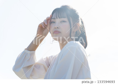 公園でたたずむ女性 133594693