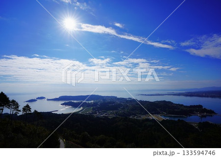 気仙沼大島亀山頂上からの太陽と島南部の景色 133594746