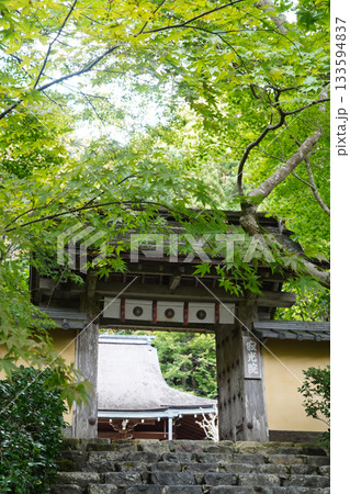 京都大原寂光院の参道の門 133594837