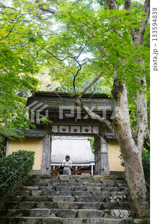 京都大原寂光院の参道の門 133594839