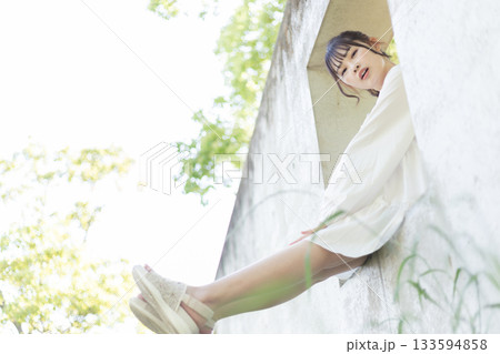 白いワンピースを着た若い女性 133594858