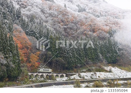 紅葉と雪景色の只見線 133595094