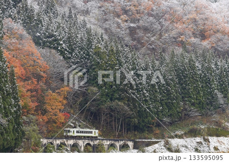 紅葉と雪景色の只見線 133595095