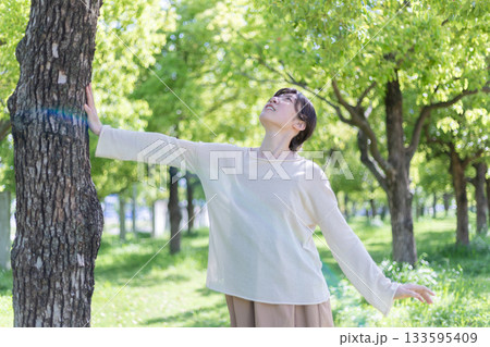 公園ではしゃぐ女性 公園ではしゃぐ女性 133595409