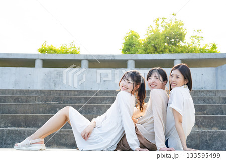 座ってはしゃぐ3人組女性 座ってはしゃぐ3人組女性 133595499