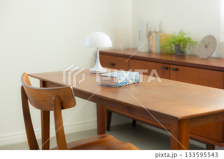 ウォールナットの机とサイドボード 133595543