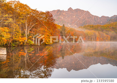 《長野県》鏡池夜明け・紅葉最盛期の戸隠 133595580