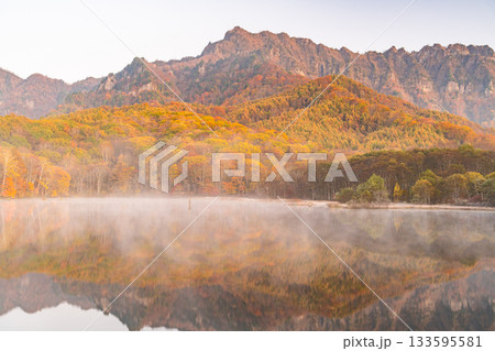 《長野県》鏡池夜明け・紅葉最盛期の戸隠 《長野県》鏡池夜明け・紅葉最盛期の戸隠 133595581