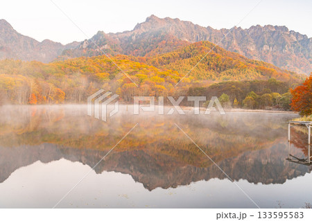 《長野県》鏡池夜明け・紅葉最盛期の戸隠 133595583