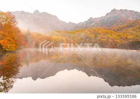 《長野県》鏡池夜明け・紅葉最盛期の戸隠 133595586