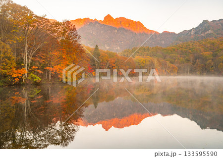 《長野県》鏡池夜明け・紅葉最盛期の戸隠 133595590