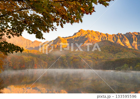 《長野県》鏡池夜明け・紅葉最盛期の戸隠 133595596