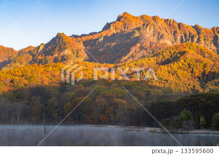 《長野県》鏡池夜明け・紅葉最盛期の戸隠 《長野県》鏡池夜明け・紅葉最盛期の戸隠 133595600