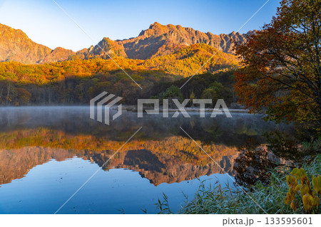 《長野県》鏡池夜明け・紅葉最盛期の戸隠 133595601