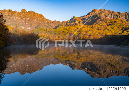 《長野県》鏡池夜明け・紅葉最盛期の戸隠 133595606