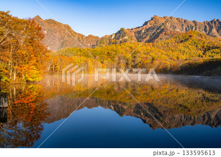 《長野県》鏡池夜明け・紅葉最盛期の戸隠 《長野県》鏡池夜明け・紅葉最盛期の戸隠 133595613