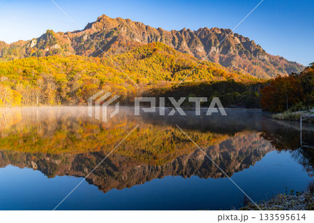 《長野県》鏡池夜明け・紅葉最盛期の戸隠 《長野県》鏡池夜明け・紅葉最盛期の戸隠 133595614