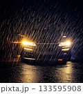 雨の中を走る車 133595908