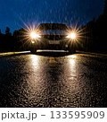 雨上がりの道路を走る車 133595909