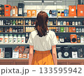 商品棚の前で商品を選ぶ女性 133595942