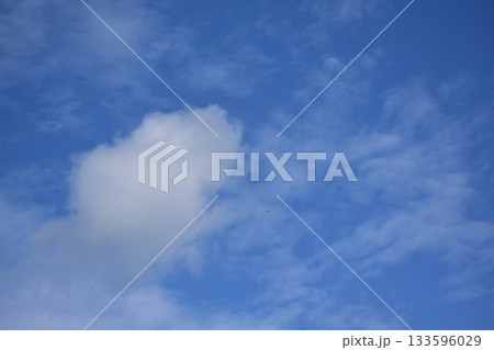 青空に浮かぶ雲 青空に浮かぶ雲 133596029